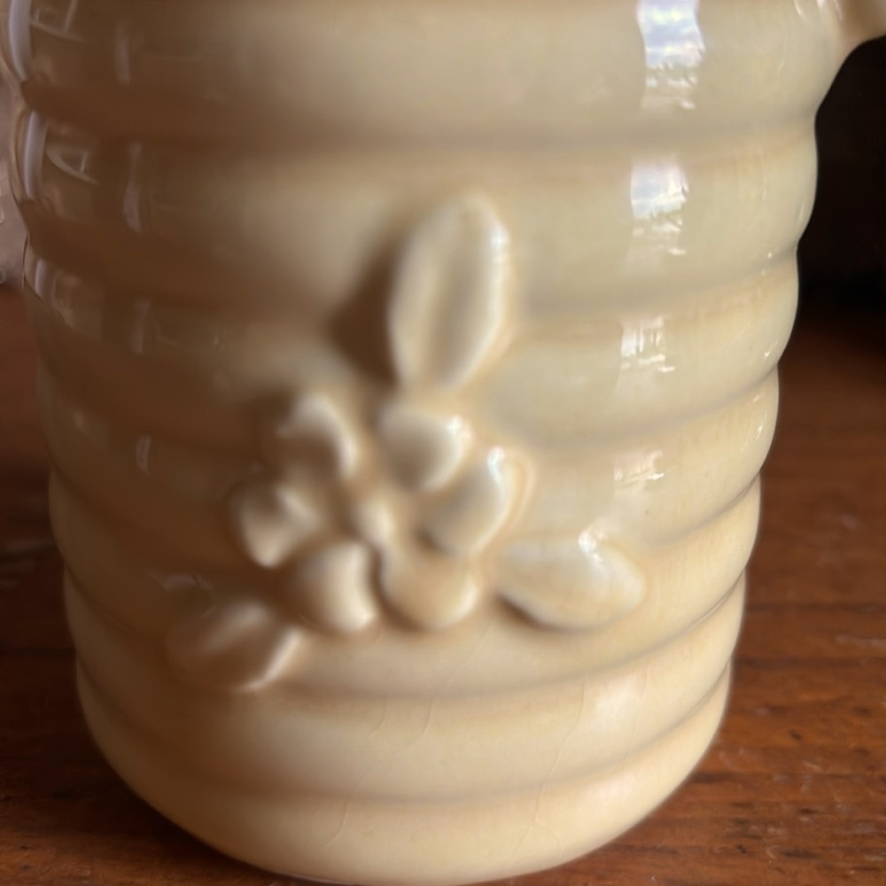 Vintage USA pale yellow beehive & floral 7” pottery vase with scroll handles - Picture 8 of 11